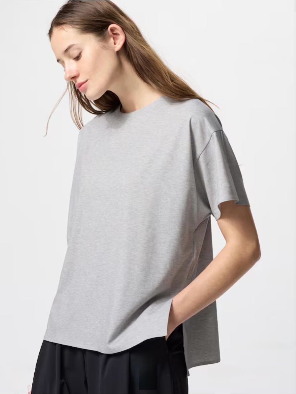 UNIQLO Women's Short-Sleeve Crewneck Tee in Light Gray